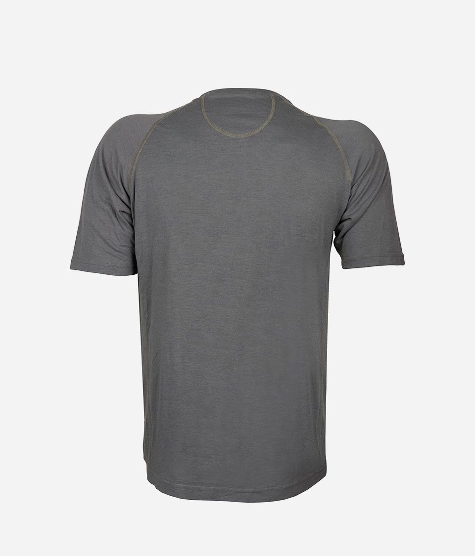 Imagen trasera de una camiseta gris confeccionada por Confortline