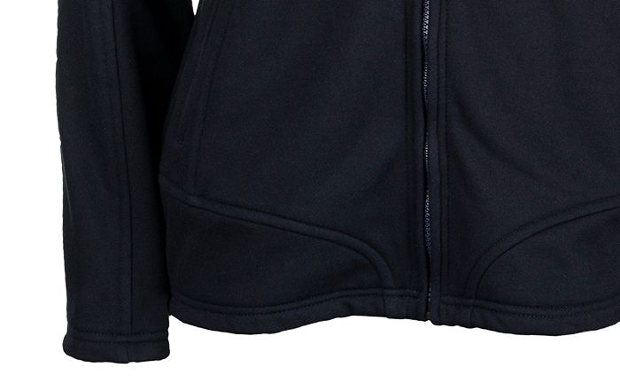 Imagen del detalle del brazo de una chompa fleece confeccionada por Confortline