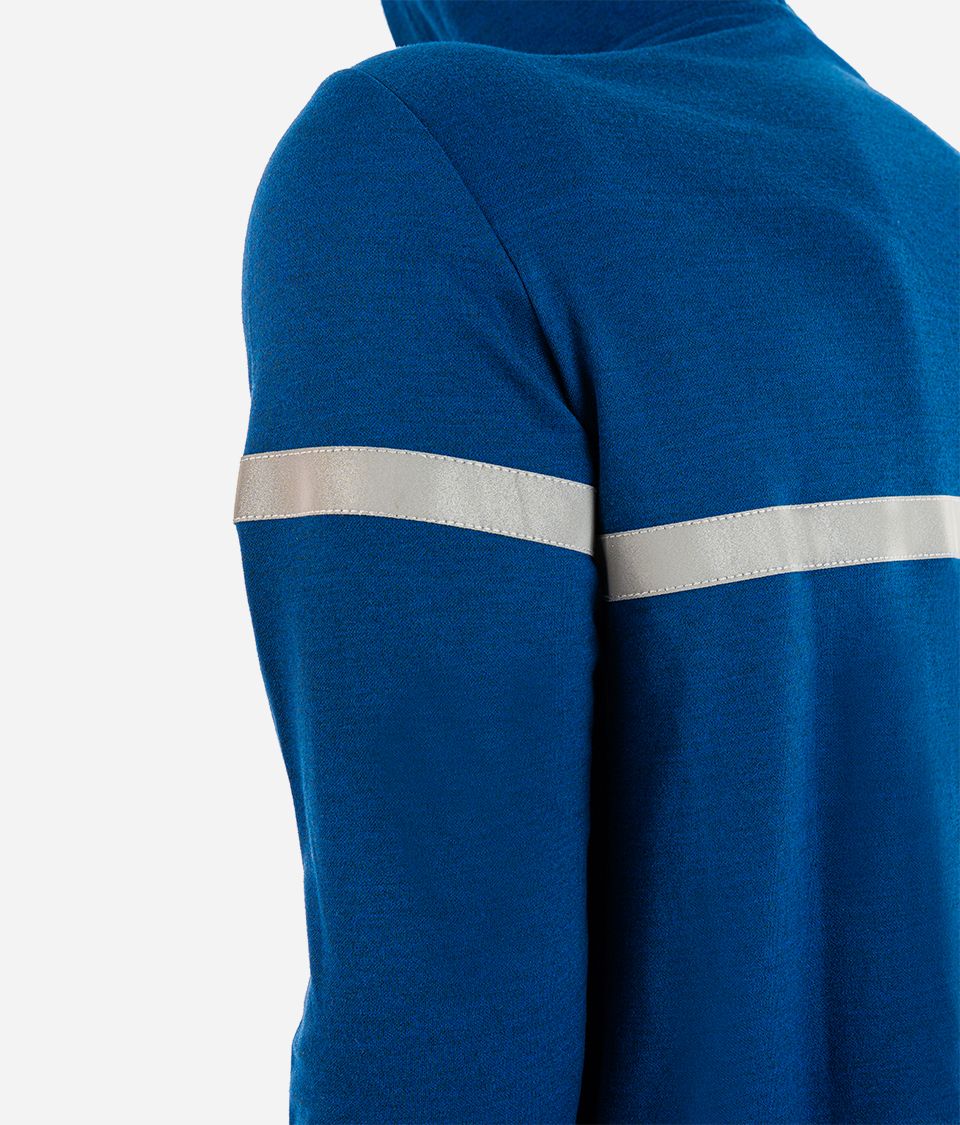 Imagen de un hoodie azul confeccionando por Confortline