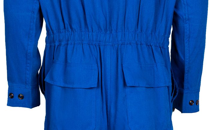 Imagen del detalle de la cintura de un overol confeccionando por Confortline